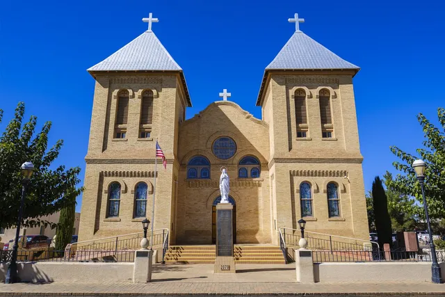 Historic church in Las Cruces, New Mexico, with American flag. Let our Web Development Company build your custom website.